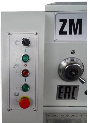 ZM 50150D DRO RFS На шпиндельной бабке станка расположены кнопки включения и выключения подачи СОЖ, кнопка включения станка и грибок аварийной остановки 