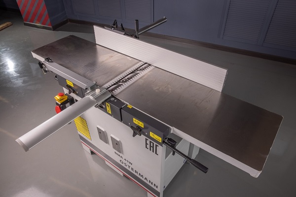 OSTERMANN FS 32N  Литые чугунные столы  Литые шлифованные чугунные столы длиной 1800 мм с ребрами жесткости отлично гасят вибрацию и служат надежной базой для заготовки Удаление стружки через круглое эксгаустерное отверстие Ø 120 мм 