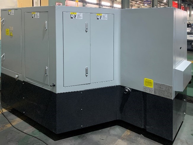 UNIVEQ UGO-2040B CNC  Рабочая зона (кабинетная защита)  Полностью закрытая со всех сторон рабочая зона (кабинетная защита) обеспечивает:безопасность обслуживающего персонала от вылета абразива и металла из зоны шлифования, а также попадания СОЖ на...