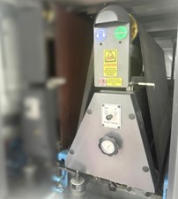 1300 WBS 2U  Второй узел На этой группе, состоящей из утюжка с регулируемыми подкладками, расположенного между двумя резиновыми роликами  На этом узле выполняется тщательная обработка откалиброванных изделий с помощью широкой ленты, и достигается ...