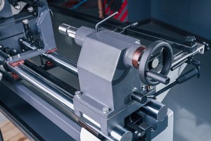 OSTERMANN CL 1200 Standart  Задняя бабка  Массивный чугунный задний центр обеспечивает надежную фиксацию заготовки в процессе обработки Возможность установки 3-х кулачкового патрона позволяет устанавливать сверла и расширить функционал станка Пино...