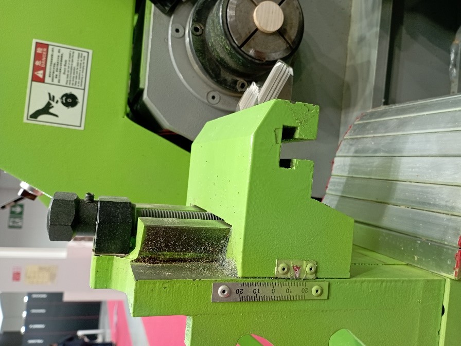 Ecowood Small Master 100  Удобное крепление ножей  Простое и удобное крепление ножей в Т-пазы 2-мя болтами позволяет быстро осуществить их замену и настроить положение по мм  шкале 