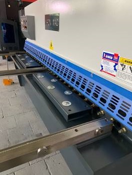 IRONMAC SB-K 16x2500  Защита зоны резания  Защита зоны резания обеспечивает защиту рук оператора 