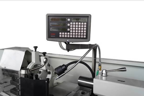 ZM 50150D DRO RFS Многофункциональная УЦИ SINO SDS6-3V позволяет отслеживать перемещение по трем осям с дискретностью 5 микрон  Помимо этого, УЦИ имеет различные функции для расчета при изготовлении конусо- или дугообразных деталей 