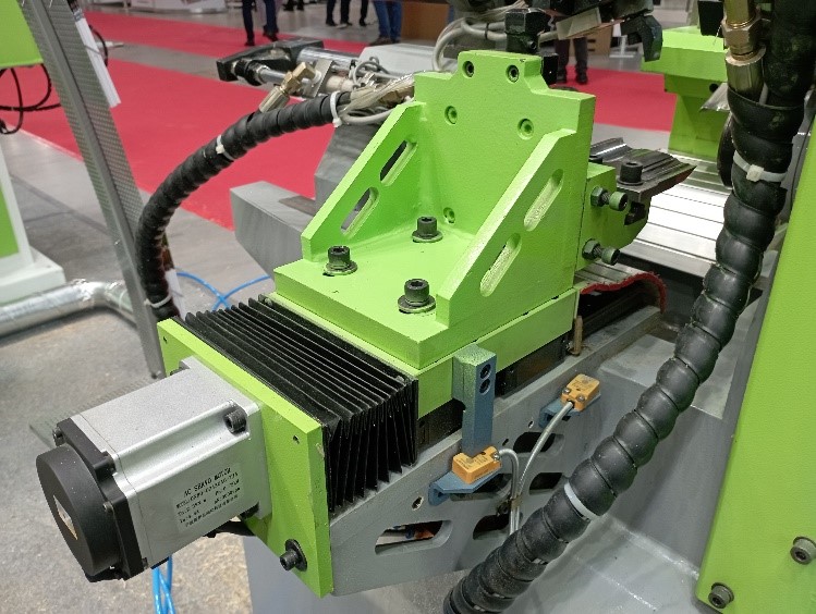 Ecowood Small Master 100  Сервопривод ножей  Перемещение черновых и чистовых ножей сервоприводами обеспечивает плавность хода ножа, скорость и точность обработки 