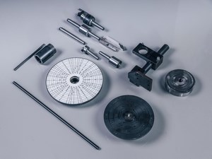 OSTERMANN CL 1200 AUTO  Оснастка  В комплект поставки со станком входят все необходимые части для работы:Набор ведущих центров;Резцы;Кронштейн для ручного фрезера;Набор колец для люнета;3-х кулачковый патрон с ключом;Планшайба;Делительная головка;...
