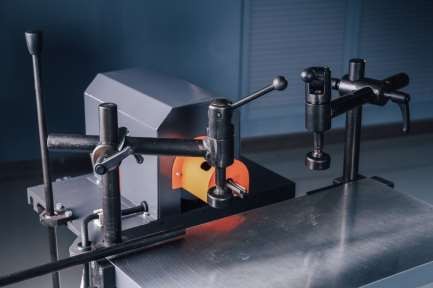 OSTERMANN LBM 200  Эксцентриковые прижимы  В базовой комплектации станок оснащен 2-мя эксцентриковыми прижимами для надежной фиксации заготовки 