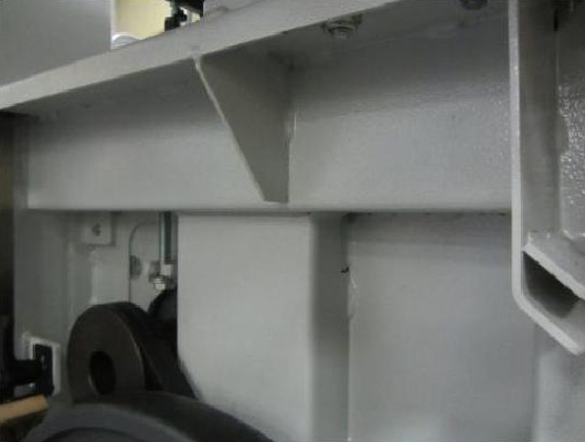 OSTERMANN BS 50 AUTO  Корпус станка  Выполнен из листовой стали толщиной 4 мм, усилен профилем прямоугольной формы, все сварные швы прошли термическую обработку 