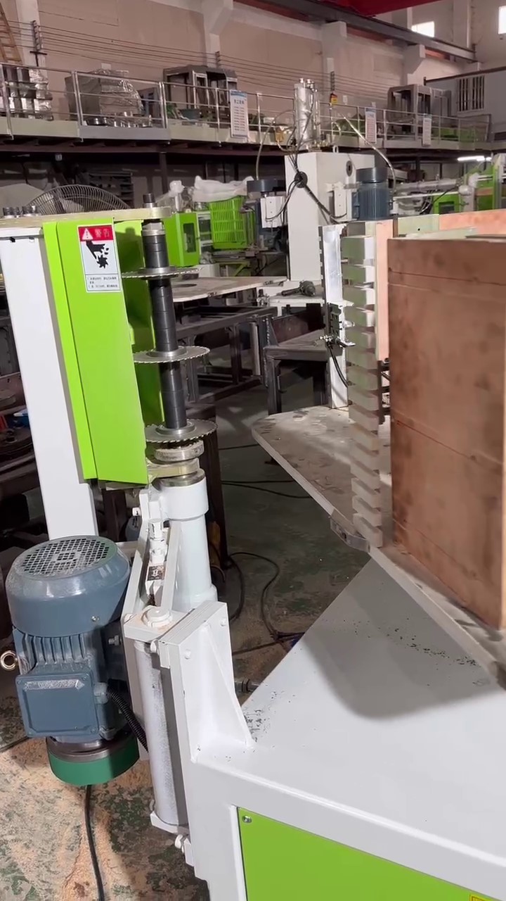 EcoWood MRS 900 copy-saw  Пильный вал  Пильный вал Ø 40 мм и высотой 900 мм;Имеет верхнюю опору, что исключает его биение;Копировальный ролик Ø 100 мм находится в основании вала, что позволяет распиливать заготовки на детали по заранее сделанному ...