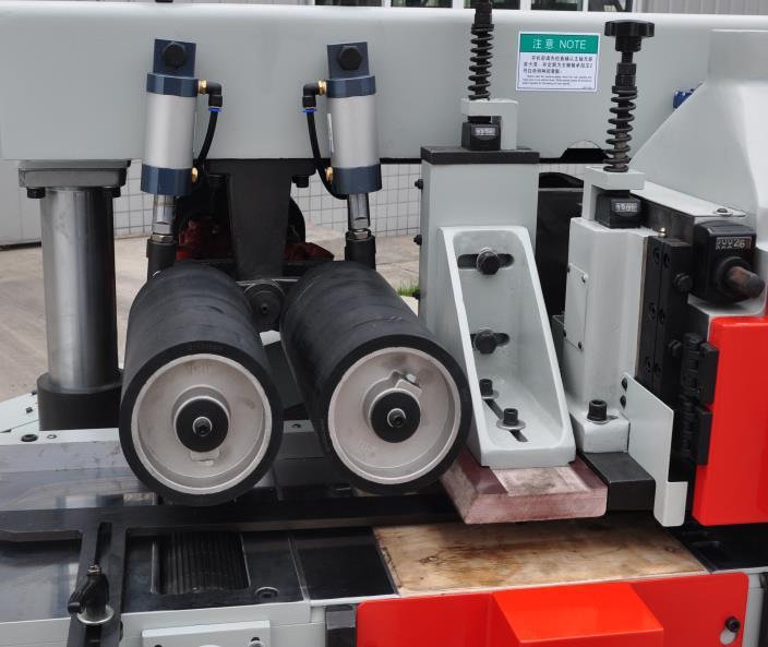 QUADRO 620SAW  Специальное исполнение верхнего прижима и плиты пильного узла  Изготовлены из текстолита и твердых пород древесины для удобства и быстрого формирования необходимого постава пил 