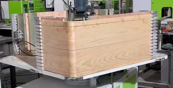 EcoWood MRS 900 copy-saw  Пневморежим заготовок  Прижим заготовок осуществляется с помощью пневмоцилиндра  Прижим осуществляется металлической зубчатой гребенкой, что позволяет раскраивать заготовку пилами – распил происходит между зубьев 