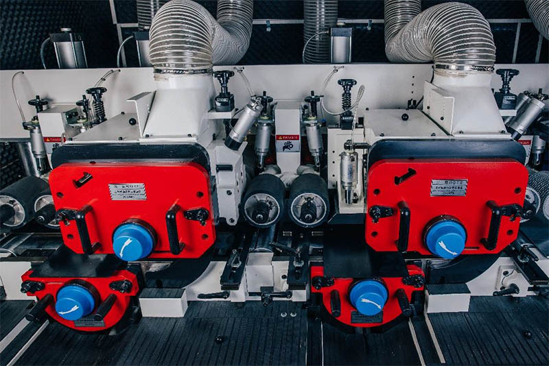 QUADRO 923 High Speed SAW  Контропора на горизонтальных шпинделях  Трехопорная конструкция шпинделя позволяет устанавливать гидрозажимной инструмент диаметром до 250 мм, обрабатывать заготовку на скорости подачи до 60 м/мин, исключить биение шпинд...