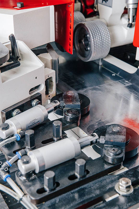 QUADRO 923 High Speed SAW  Боковой роликовый прижимной блок с пневматической регулировкой  2 блока установлены перед первым горизонтальным и напротив правого вертикального шпинделя, обеспечивает оптимальное прилегание заготовки к направляющей лине...