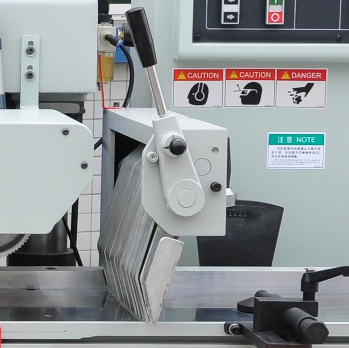 QUADRO 620SAW  Когтевая защита  Установлена на станке и препятствует обратному выбросу заготовок  Благодаря данной системе соблюдаются нормы безопасности оператора станка  Когтевые лучи изготовлены из прочной стали 