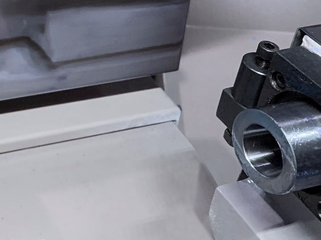 UNIVEQ UGO-2050 CNC  Устройство правки  Устройство правки шлифовального круга установлено на корпусе заднего поддерживающего центра и перемещается вместе с рабочим столом, который приводится в движение при помощи сервопривода Процесс правки шлифов...