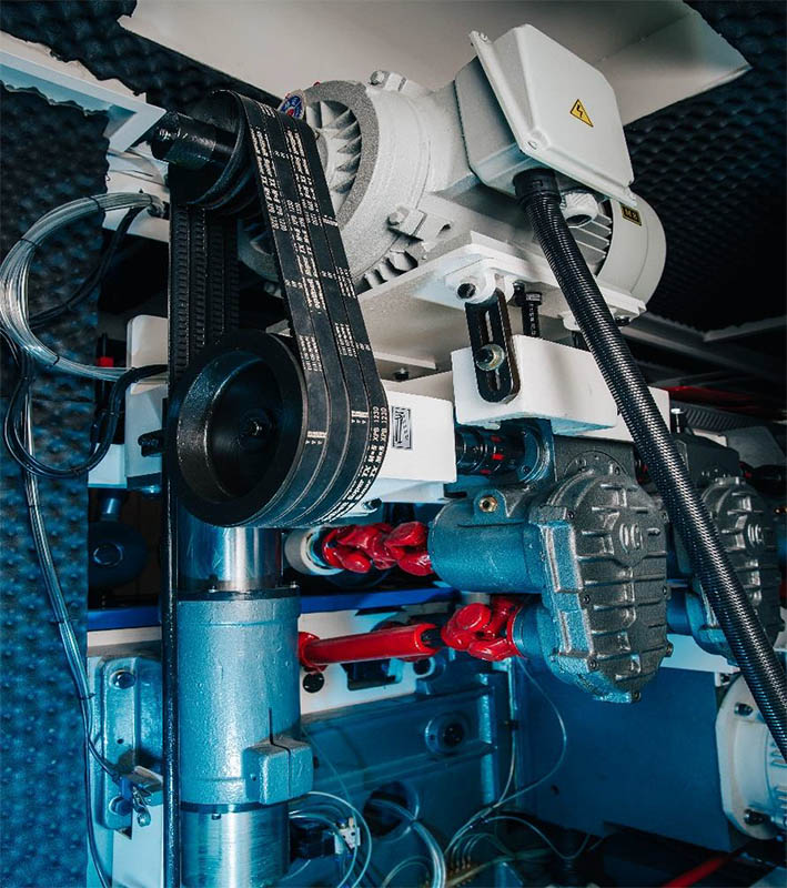 QUADRO 923 High Speed SAW  Усиленные крестовины карданов и массивные редукторы  Станок обладает колоссальным запасом прочности для максимальных нагрузок и режимов работы 