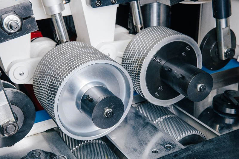 QUADRO 923 High Speed SAW  Надежная система подачи и фиксации пиломатериала  Система фиксации состоит из оптимального количества приводных роликов (на входе диаметром 180 мм), расположенных как в столе, так и над столом  В столе станка расположено...
