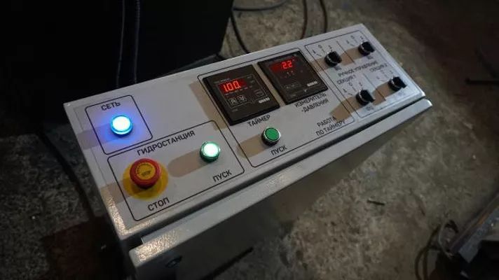 IRONMAC Press 150/HM  Автоподкачка «работа по таймеру  Автоподкачка предназначена для работы в автоматическом режиме  Автоматика станка контролирует давление в вертикальных цилиндрах и в случае понижения давления ниже установленного значения подка...