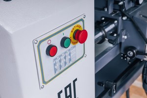 OSTERMANN CL 1200 AUTO  Кнопки управления  На станине расположены кнопки включения / выключения вращения заготовки и кнопка аварийного отключения станка 
