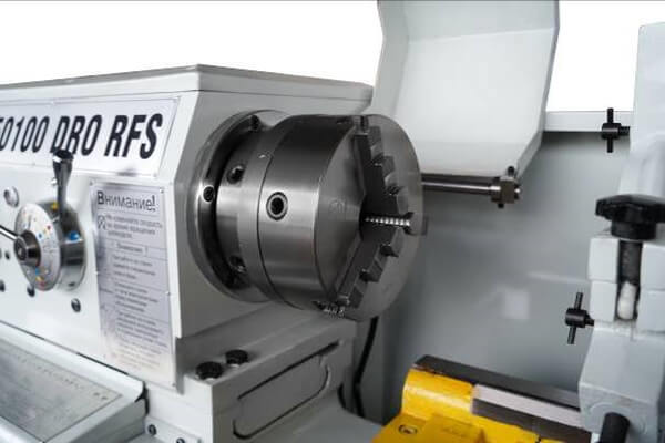 ZM 50150D DRO RFS Модель оснащена трехкулачковым патроном диаметром 250 мм с обратными кулачками в комплекте  Защитный кожух патрона оснащен концевым выключателем 