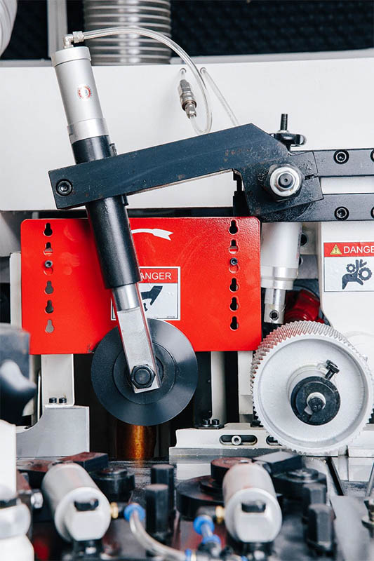 QUADRO 923 High Speed SAW  Дополнительные верхние прижимы  Необходимы для стабильного прижима заготовок на высоких скоростях подачи 