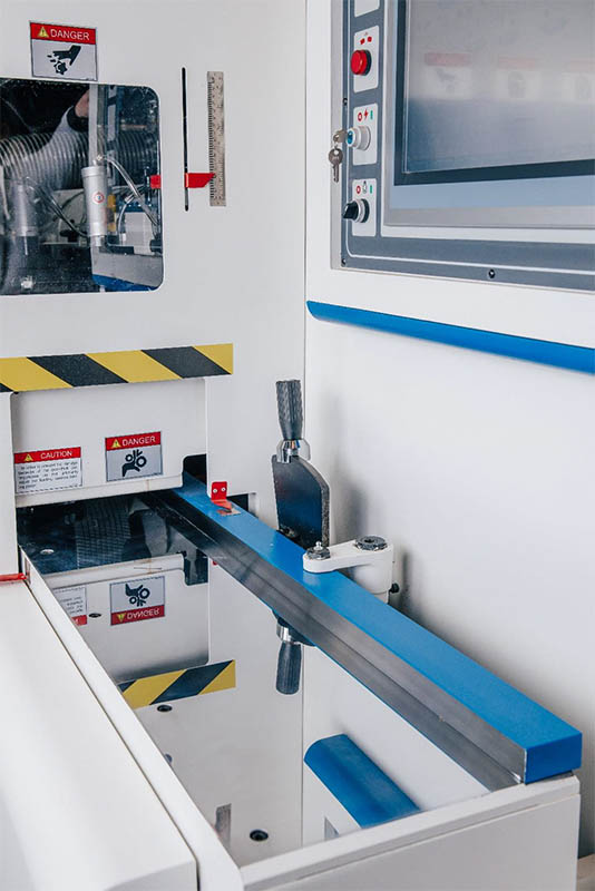 QUADRO 923 High Speed SAW  Хромированный подающий стол  Специальное исполнение рабочего стола для возможности установки системы автоматической подачи  Стол покрыт хромом для повышения износостойкости 