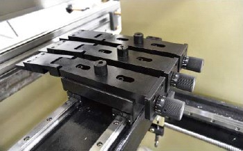 HPB-P 63/2500  Пальцевые блоки заднего упора Необходимы для точного позиционирования листа оператором  Имеют в стандарте ручную регулировку по высоте (ось R) 