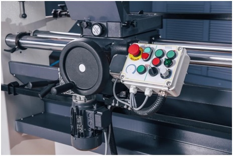 OSTERMANN CL 1200 AUTO  Пульт управления  Удобно расположен на передней части станка На пульте расположены кнопки: включения / выключения вращения заготовки, перемещения суппорта с резцами; кнопки прямого и обратного хода суппорта, переключатель р...