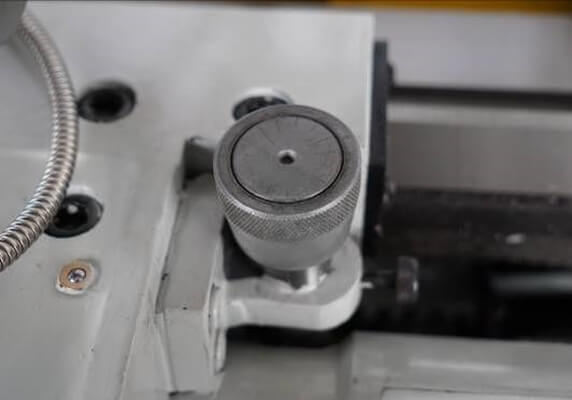 ZM 50150D DRO RFS Для удобства нарезания резьбы станок оснащен резьбоуказателем 