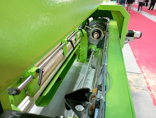 Ecowood Small Master 100  Магазин подачи заготовок  Обеспечивает автоматическую подачу заготовок в зону обработки  Значительно повышает производительность и исключает человеческий фактор Станок работает с заготовками круглого сечения 