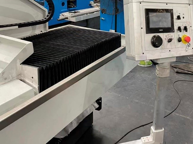 UNIVEQ USG 40100NC2  Панель управления с PLC-контроллером  Находится на подвижном блоке, расположенном на поворотном кронштейне, что делает процесс управления станком более удобным, так как позволяет настроить необходимое положение пульта под опре...