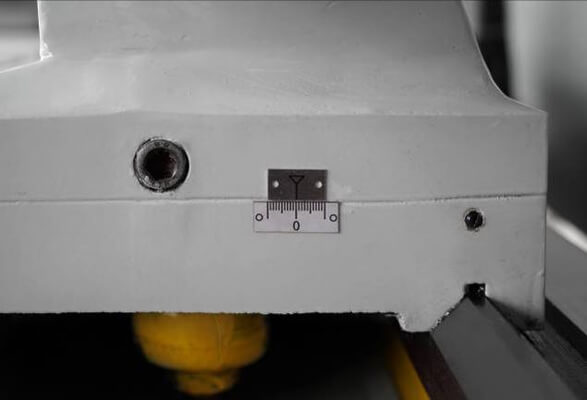 ZM 50150D DRO RFS Поперечное смещение задней бабки составляет ±10 мм 