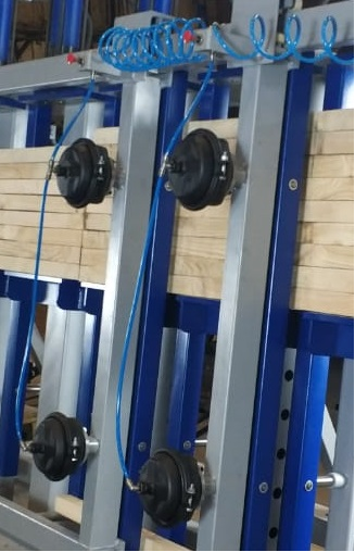 IRONMAC Press 150/HP Universal  Пневматические фронтальные прижимы  Удобно и быстро устанавливаются и зажимают пакет на необходимое усилие 