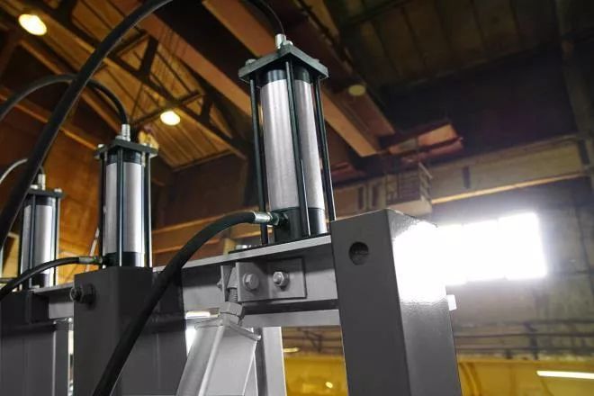 IRONMAC Press 150/HM  Вертикальные гидроцилиндры  Гидроцилиндры служат для вертикального прижима заготовок при склеивании  Усилие гидроцилиндров регулируется в диапазоне до 13,5 тонн  Конструкция пресса выполнена с достаточным запасом прочности, ч...