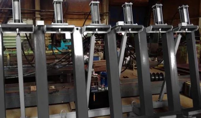 IRONMAC Press 150/HM  Массивная цельносварная конструкция  Надежная сварная рама из толстого стального профиля позволяет прессу выдерживать большие нагрузки без каких-либо деформаций в течении долгих лет эксплуатации 