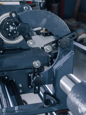 OSTERMANN CL 1200 AUTO  Неподвижный люнет  Входит в комплект поставки и служит для дополнительной фиксации заготовки в процессе обработки Это увеличивает жесткость заготовки при обработке и повышает качество получаемой продукции 