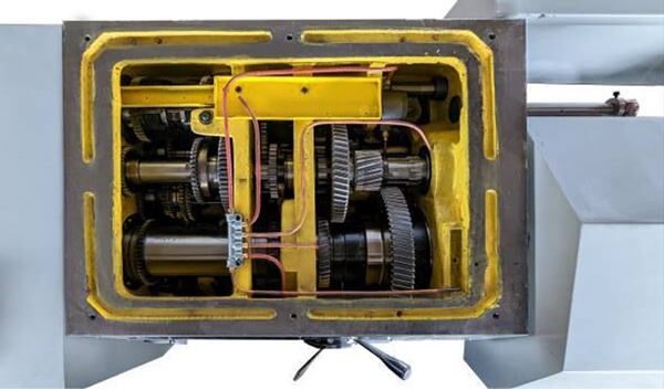 ZM 50150D DRO RFS 24-х ступенчатая коробка передач, изготовленная из качественной конструкционной стали, развивает большой крутящий момент на малых оборотах 